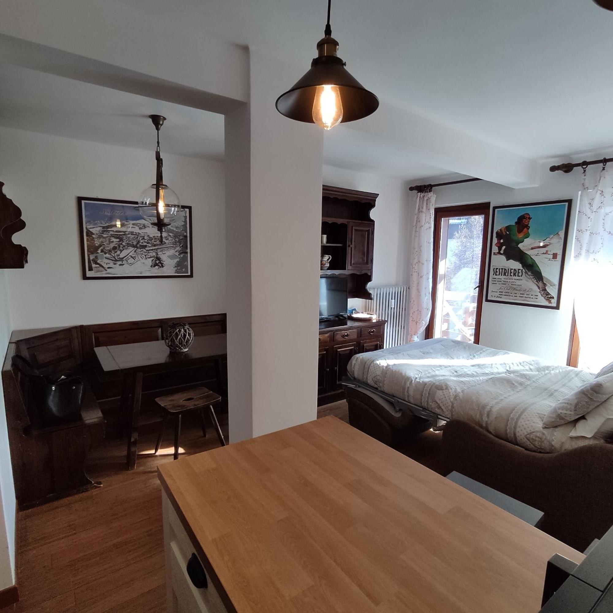 New Condominio Royal سيستريير المظهر الخارجي الصورة